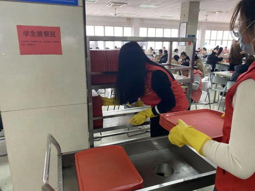 經(jīng)管學院餐廳志愿服務 以勞動實踐深化教育服務